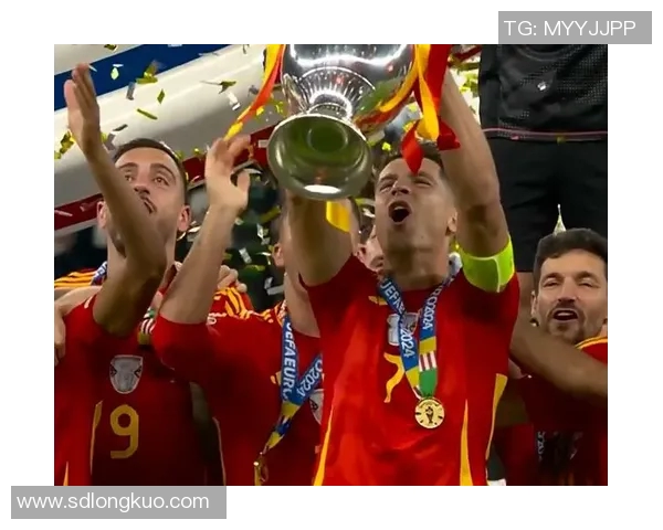 欧洲杯荣获月度最佳球员,实至名归