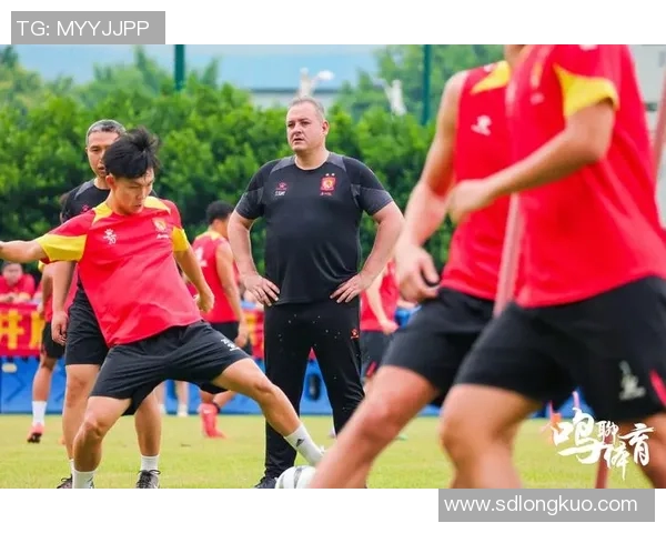 战术革新引领新思路新教练如何全面激活当下足球转会市场